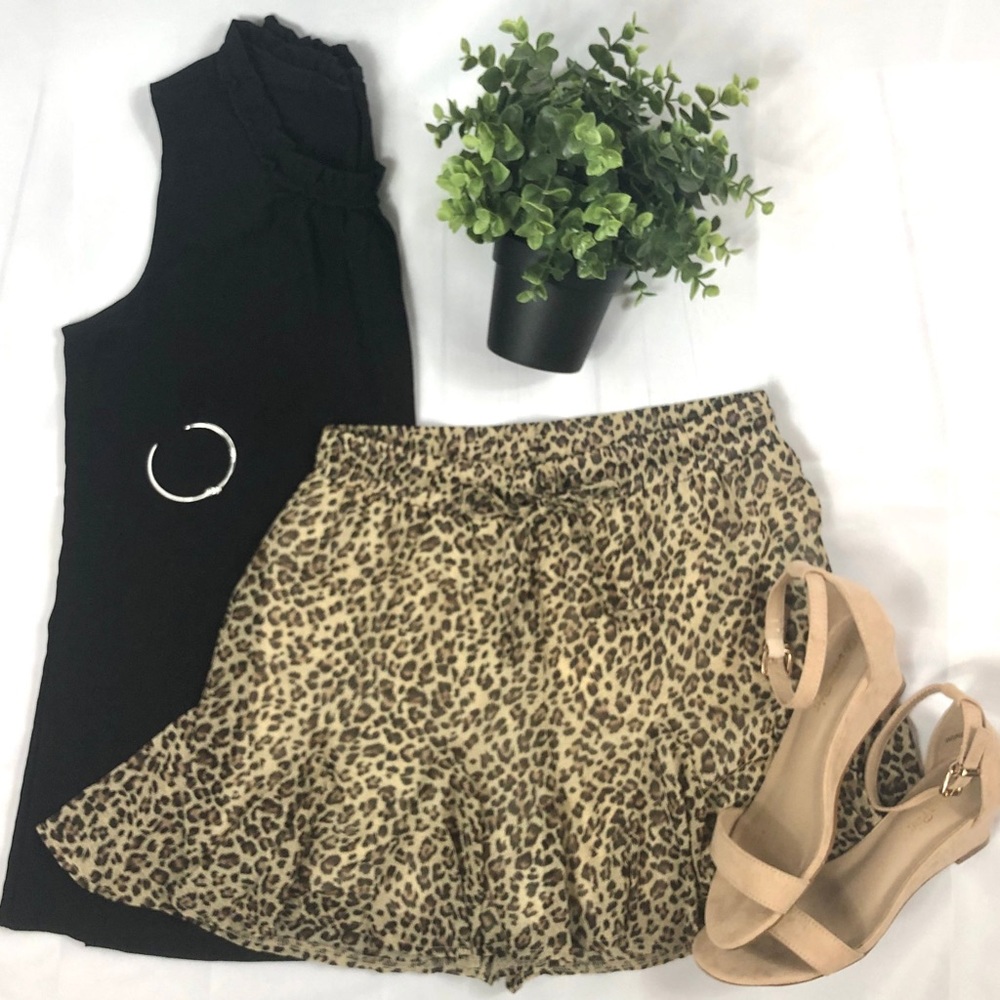 Leopard Printed Ruffle Shorts - Picture 2 of 7